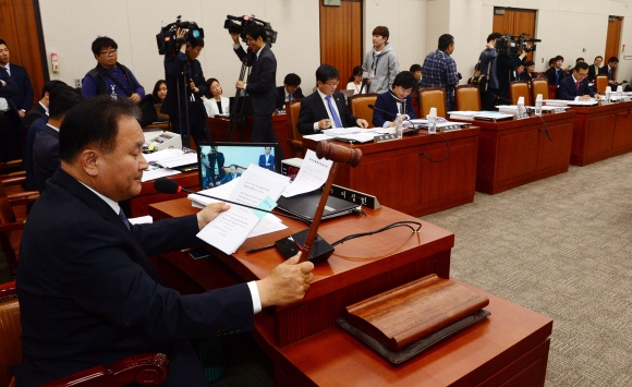 28일 국회 법제사법위원회 전체회의에서 이상민 위원장이 의사봉을 두드리고 있다.  정연호 기자 tpgod@seoul.co.kr