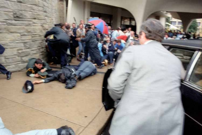 1981년 3월 30일 미국 워싱턴 힐튼호텔 앞에서 로널드 레이건 대통령을 겨냥한 총격이 발생하자 주위가 아수라장이 됐다. 오른쪽에는 레이건 대통령의 전용 리무진이 서있는 모습. 자료=로널드레이건대통령도서관
