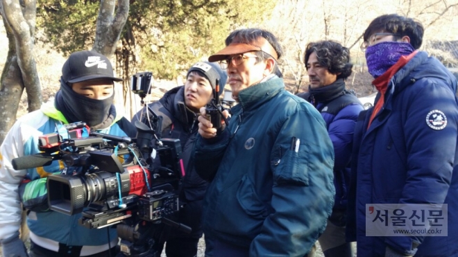 청주대 연극영화과 출신들이 직지를 소재로 한 영화 ‘우리’를 촬영하고 있다. 오른쪽 두 번째가 채승훈 감독. 채승훈 감독 제공 