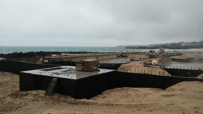 천혜의 아름다운 백사장을 망쳐 버린 곽지해변 인공풀장 조성 현장.제주시가 백사장을 걷어내고 인공풀장을 짓다가 해변 경관 파괴 비난여론이 거세자 공사를 중단했다. 