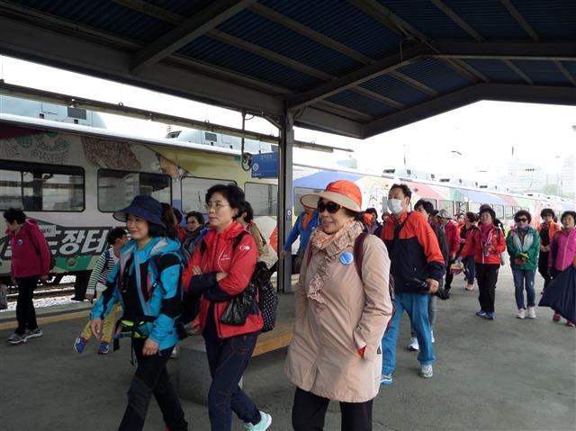 주말인 지난 23일 충북 제천역에 도착한 팔도장터 관광열차에서 관광객들이 줄지어 내리고 있다.