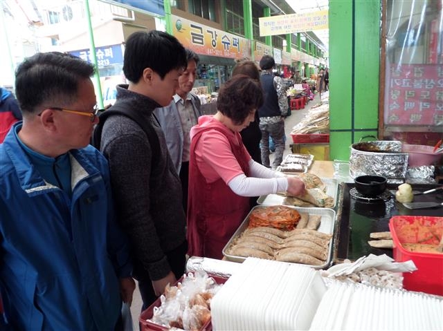 충북 제천역에 인접한 한마음시장 상인들이 팔도장터 관광열차를 타고 온 손님을 맞고 있다.