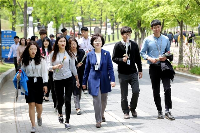 박춘희(왼쪽 세 번째) 송파구청장이 28일 새로 공직에 입문한 새내기 공무원과 함께 가족 같은 공무원으로 일하는 공직자의 마음가짐을 되새기는 만남을 갖고 있다.송파구 제공