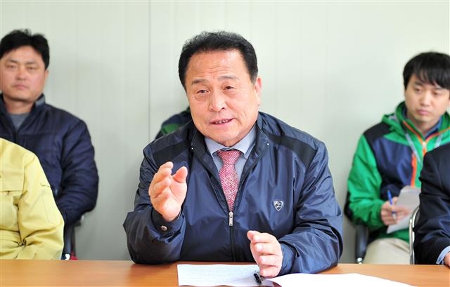 김영만 군수가 지난 19일 군위읍 용대리 ‘김수환 추기경 사랑과 나눔 공원 조성 사업’ 현장 관계자들에게 태양광 및 지열 등 신재생에너지를 최대한 확충할 것을 지시하고 있다.