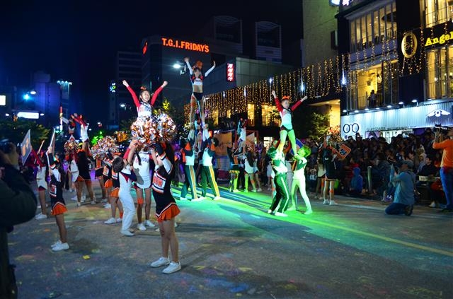 화려한 묘기를 선보이는 레인보우 치어팀.  대구시 제공