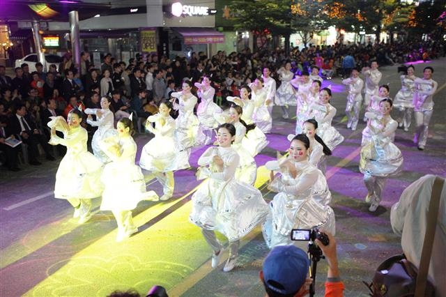 ‘2016 컬러풀대구페스티벌’이 ‘열정’을 주제로 다음달 7~8일 대구 국채보상로, 동성로 일대에서 열린다. 특히 이번 페스티벌에는 예년보다 5배나 많은 140개 팀 7300여명이 참가해 엄청난 볼거리를 선보일 전망이다. 사진은 지난해 페스티벌에서 퍼레이드를 하는 전효진 댄스 컴퍼니팀. 대구시 제공