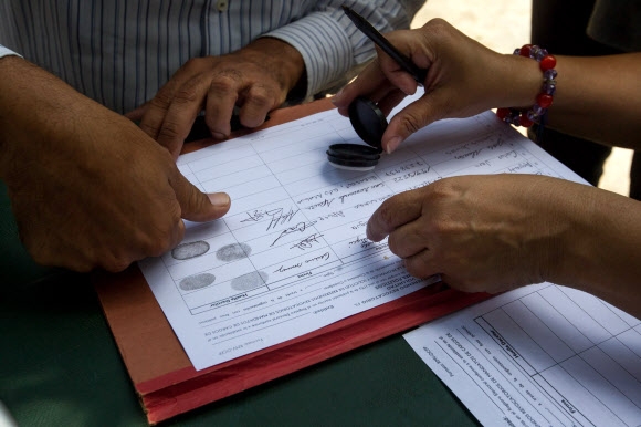 베네수엘라 국민이 마두로 대통령 축출을 위한 국민 소환 투표에 서명하는 모습.  사진=EPA 연합뉴스