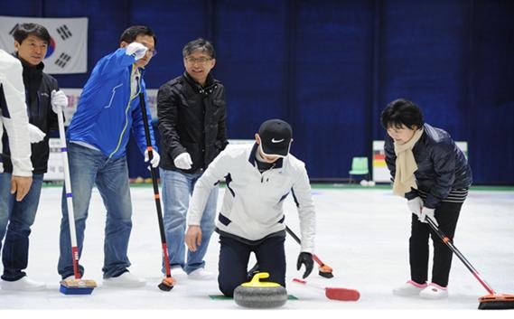서울시의회 김기만 정책연구위원회 위원장(왼쪽 두번째)은 18일 동두천컬링경기장을 찾아 평창올림픽 성공 개최와 동계스포츠 활성화를 도모하고자 컬링체험을 하고 있다.