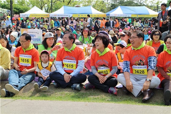 서울시의회 이순자 보건복지위원장(왼쪽 네번째)은 28일 열린 2016 사회복지걷기대회에 참석, 박원순 시장(이순자 위원장 왼쪽) 등 참석자들과 함께 친교시간을 갖고 있다.