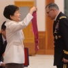 [서울포토] 朴대통령, 스카파로티 연합사령관에 보국훈장 통일장 수여