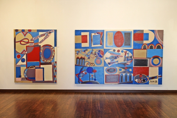 전혁림미술관에 걸려 있는 전 화백의 작품. 왼쪽은 2007년 작 ‘구성’이고 오른쪽은 2008년 작 ‘민화적 풍물도’이다.