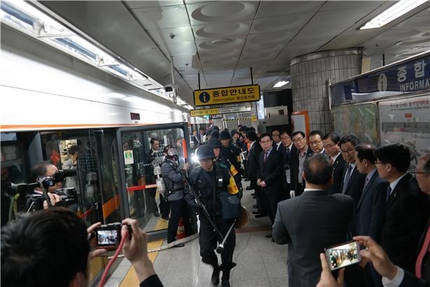 28일 서울시의회 교통위 소속위원들이 수서역을 방문, 지하철 화재 대비 훈련상황을 점검하고 있다.
