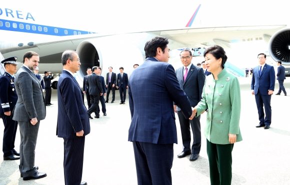 박근혜 대통령이 1일 오전 서울공항을 통해 이란으로 출국하고 있다. 한국 대통령의 이란 방문은 1962년 양국 수교 이후 처음이다. 20160501. 안주영 jya@seoul.co.kr
