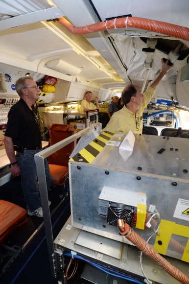 29일 경기도 오산 미 공군기지에서 2016년 한-미 협력 국내 대기질 공동조사(KORUS-AQ)에 이용될 미국항공우주국(NASA) 소속 DC-8 연구용 항공기가 언론에 공개된 가운데 NASA 연구진이 기체 내부 곳곳에 설치된 대기 수집 및 분석 장치를 살펴보고 있다. 국립환경과학원과 NASA는 5월 2일부터 6월 12일까지 6주간에 걸쳐 항공, 위성, 지상, 해상 관측을 통해 수도권 및 한반도 대기질 집중 조사를 실시한다. 2016. 4. 29 손형준 기자 boltagoo@seoul.co.kr