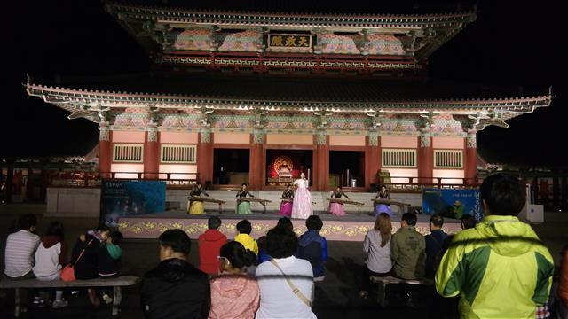 정양문 앞에서 국악공연이 펼쳐지고 있다.  부여군 제공