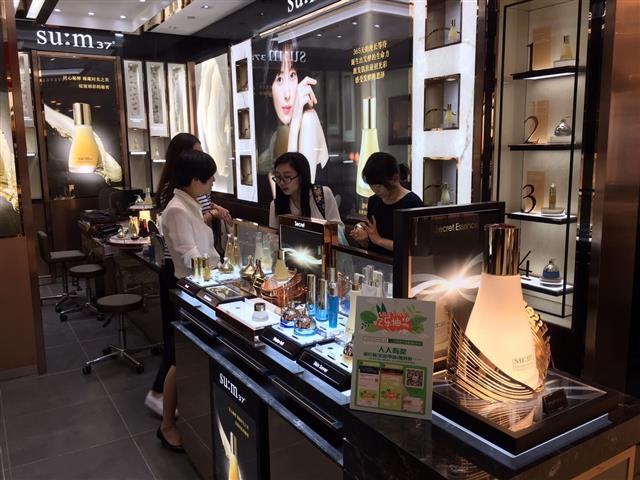 지난달 30일 중국 항저우 최고급 백화점에 입점한 ‘숨37’ 매장에서 고객들이 제품을 살펴보고 있다. LG생활건강 제공