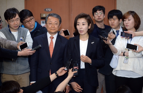 1일 여의도 국회에서 나경원의원과 김재경의원이 각각 원내대표와 정책위의장 출마기자회견을 갖고 있다.박지환기자 popocar@seoul.co.kr