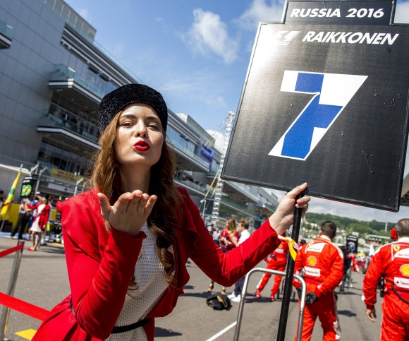 1일(현지시간) 러시아 소치에서 열린 ‘2016 F1 러시아 그랑프리(2016 Formula One Grand Prix of Russia)’에서 레이싱걸(그리드걸)이 포즈를 취하고 있다. EPA 연합뉴스