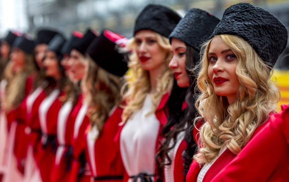 1일(현지시간) 러시아 소치에서 열린 ‘2016 F1 러시아 그랑프리(2016 Formula One Grand Prix of Russia)’에서 레이싱걸(그리드걸)들이 포즈를 취하고 있다. EPA 연합뉴스