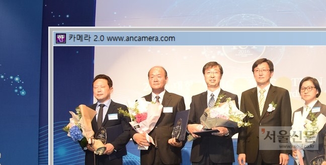 허경덕(왼쪽 세 번째) 김포시 정보통신담당관실 빅데이터팀장이 지난달 29일 ‘2016 대한민국 ICT Innovation 대상’ 시상식에서 미래창조과학부 장관상을 받은 뒤 기념사진을 찍고 있다. 김포시 제공 