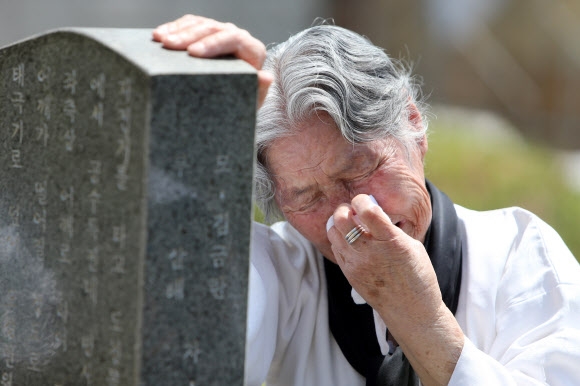 지난해 17일 오전 광주 북구 운정동 국립 5·18민주묘지에서 한 어머니가 아들의 묘 앞에서 오열하고 있다. 광주 연합뉴스