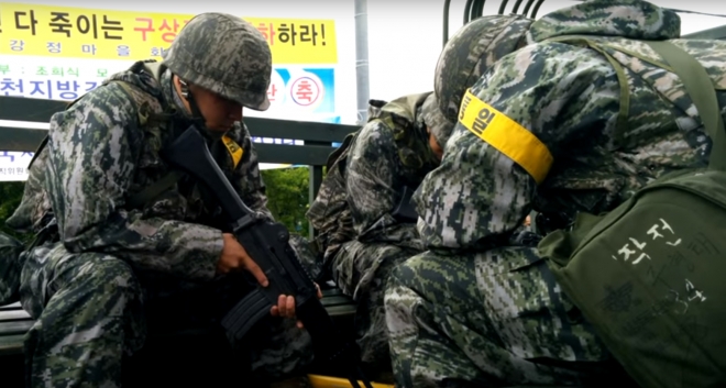 고개 숙인 강정마을 해군의 모습. 사진=유튜브 동영상 캡처
