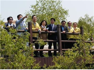 서울시의회 환경수자원위원들이 29일 월드컵공원 노을공원을 찾아 관리현황을 점검하고 있다.