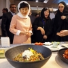 [서울포토] 이란서 한국 전통 음식 소개 듣는 박근혜 대통령
