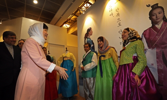 박근혜 대통령이 2일 오후(현지시간) 테헤란 밀라드 타워에서 열린 ’K-Culture’전시에 참석해 전통 한복을 입은 이란 여성들과 대화를 하고 있다.  안주영 기자 jya@seoul.co.kr