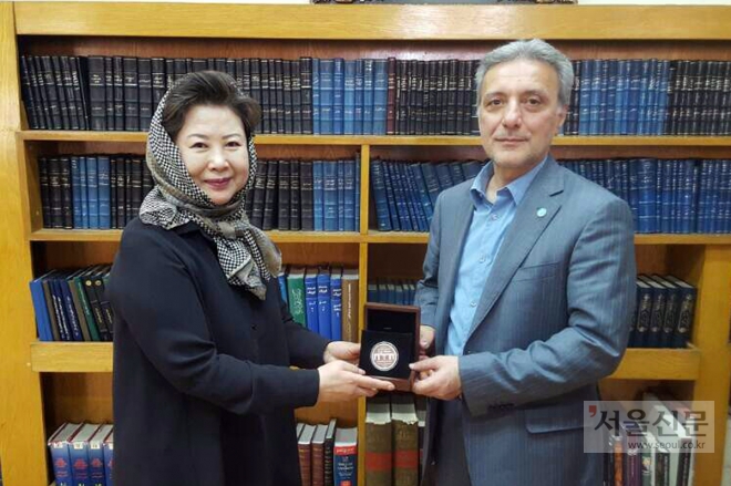 3일(현지시간) 이란 테헤란대학교에서 남성희(왼쪽) 총장과 아마드 아바디 총장이 교류협정을 체결하고 있다.