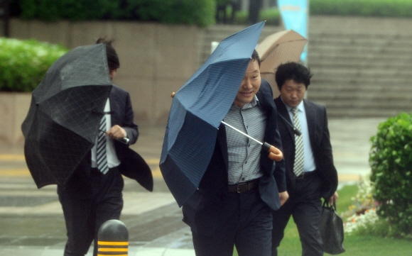3일 서울 광화문에서  시민들이 강풍 때문에 힘겹게 걸어가고 있다.   정연호 기자 tpgod@seoul.co.kr