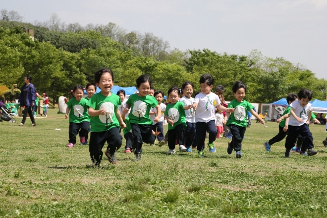 지난해 5월 열린 마포어린이축제 당시 아이들이 상암동 월드컵공원에서 뛰노는 모습. 마포구 제공 