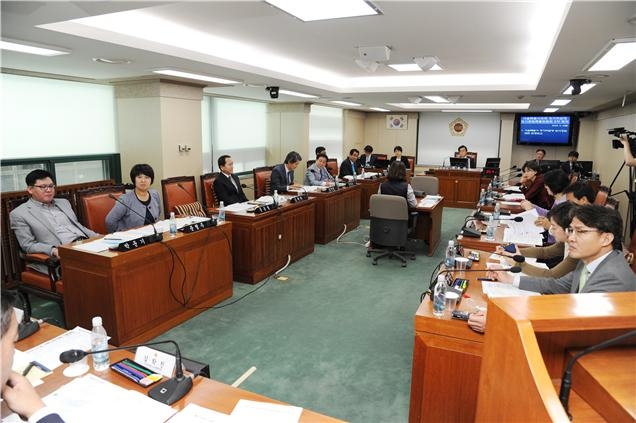 서울시의회 장기미집행 도시공원특별위원회가 2일 회의를 개최하고 서울시 장기미집행 도시공원 관련 업무보고를 받고 질의 답변을 진행하고 있다.