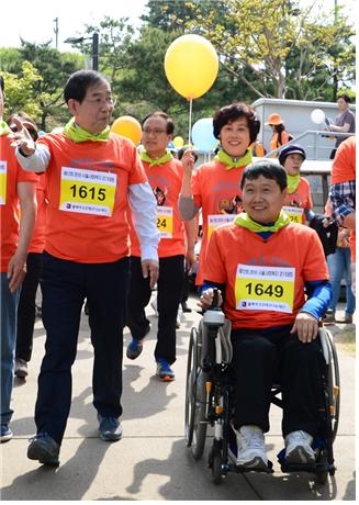 서울시의회 우창윤의원이 지난 4월28일 박원순시장과 함께 서울시사회복지걷기대회 행사에 참가한 모습.