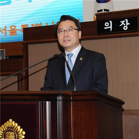 서울시의회 김선갑 의원이 3일 본회의에서 ‘서울시 복지 및 건강 격차 해소에 관한 조례’전부 개정에 대해 발언하고 있다.