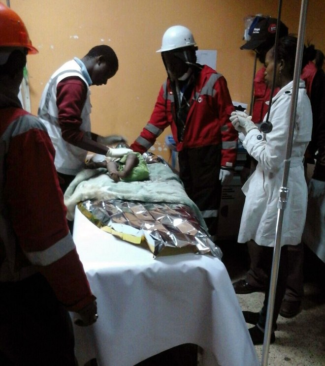 폭우로 무너진 케냐 한 빌딩 속에서 4일 만에 아기가 구조됐다. AP=연합뉴스.