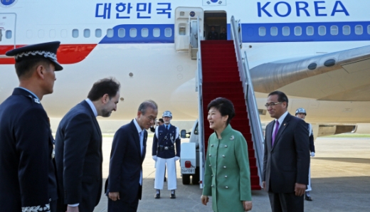 [서울포토]박근혜 대통령, 이란 방문 마치고 귀국