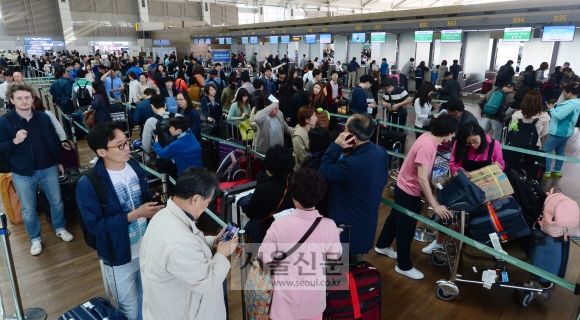 ‘황금연휴 D-1’ 여행객으로 붐비는 공항
