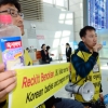 [서울포토]가습기 살균제 피해자 유족, 인천공항 출국장서 기자회견