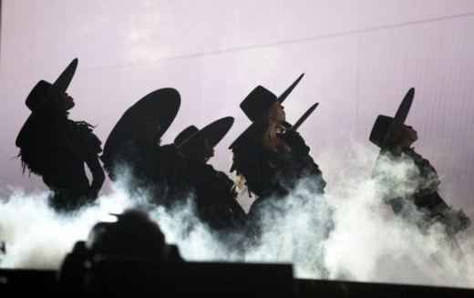 비욘세가 3일(현지시간) N.C. 롤리 카터 핀리 스타디움에서 열린 ‘포메이션 월드 투어(Formation World Tour)’서 공연을 펼치고 있다.AP 연합뉴스