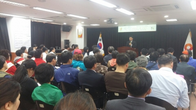 ‘쾌적한 안전도시 가꾸기’ 설명회에 나선 최창식 중구청장이 동 순회 마지막 날인 4일 필동주민센터에서 만난 구민들의 질문에 답하고 있다. 중구 제공 