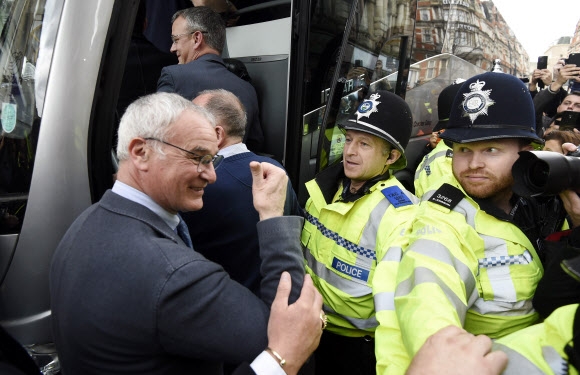 클라우디오 라니에리 감독이 3일(현지시간) 레스터시티에 있는 이탈리아 레스트랑에서 우승 축하 오찬을 가진 뒤 식당을 나서며 엄지 손가락을 치켜 세우고 있다. 레스터시티 EPA 연합뉴스