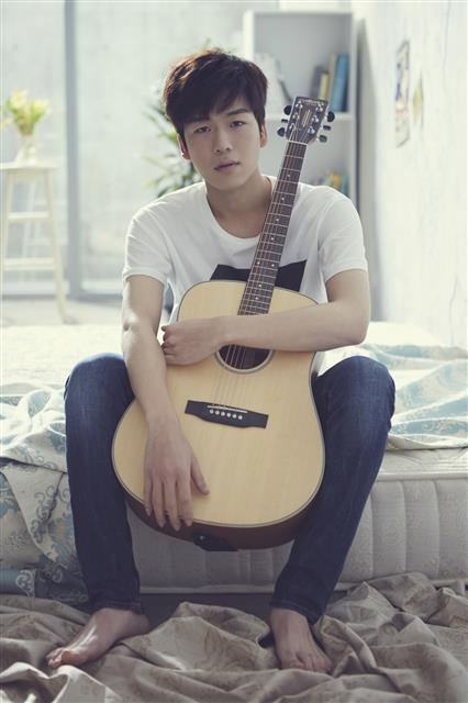 한번은 앨범 작업이 버거워 어머니에게 답답함을 하소연했다. 그랬더니 어머니 말씀. “네 노래는 네 새끼이고 내겐 손주들 아니니. 네가 낳은 자식을 네가 미워하면 어떻게 하니. 내 손주들을 사랑해 주렴.” 그렇게 실마리가 풀렸다. 있는 그대로 가자고. 뮤직팜 제공