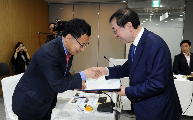 서울시의회 강감창 부의장이 3일 박원순 시장으로부터 ‘걷는 도시, 서울 시민위원’ 위촉장을 받고 있다.