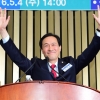 [서울포토]더불어민주당 신임 원내대표로 선출된 우상호 의원