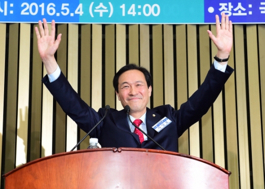 [서울포토]더불어민주당 신임 원내대표로 선출된 우상호 의원