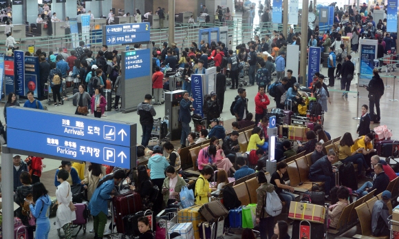 4일간(5~8일)의 황금연휴를 앞둔 4일 인천국제공항 출국장이 해외 여행을 떠나는 사람들로 붐비고 있다.  정연호 기자 tpgod@seoul.co.kr