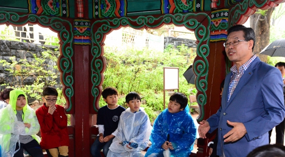 성장현(오른쪽) 서울 용산구청장이 용산구 원효로 ‘심원정’에서 청파초등학교 학생들에게 지역 역사를 설명하고 있다. 박윤슬 기자 seul@seoul.co.kr