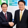 [서울포토] 악수하는 정진석-우상호