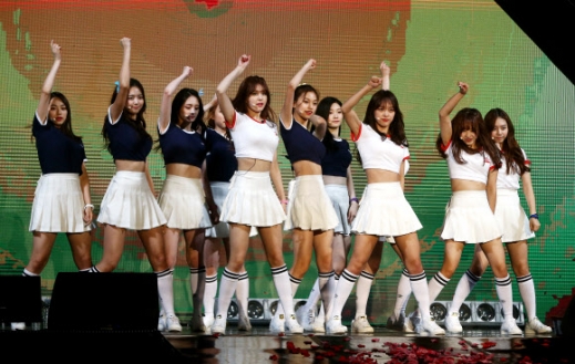 박력있는 무대 선보이는 아이오아이